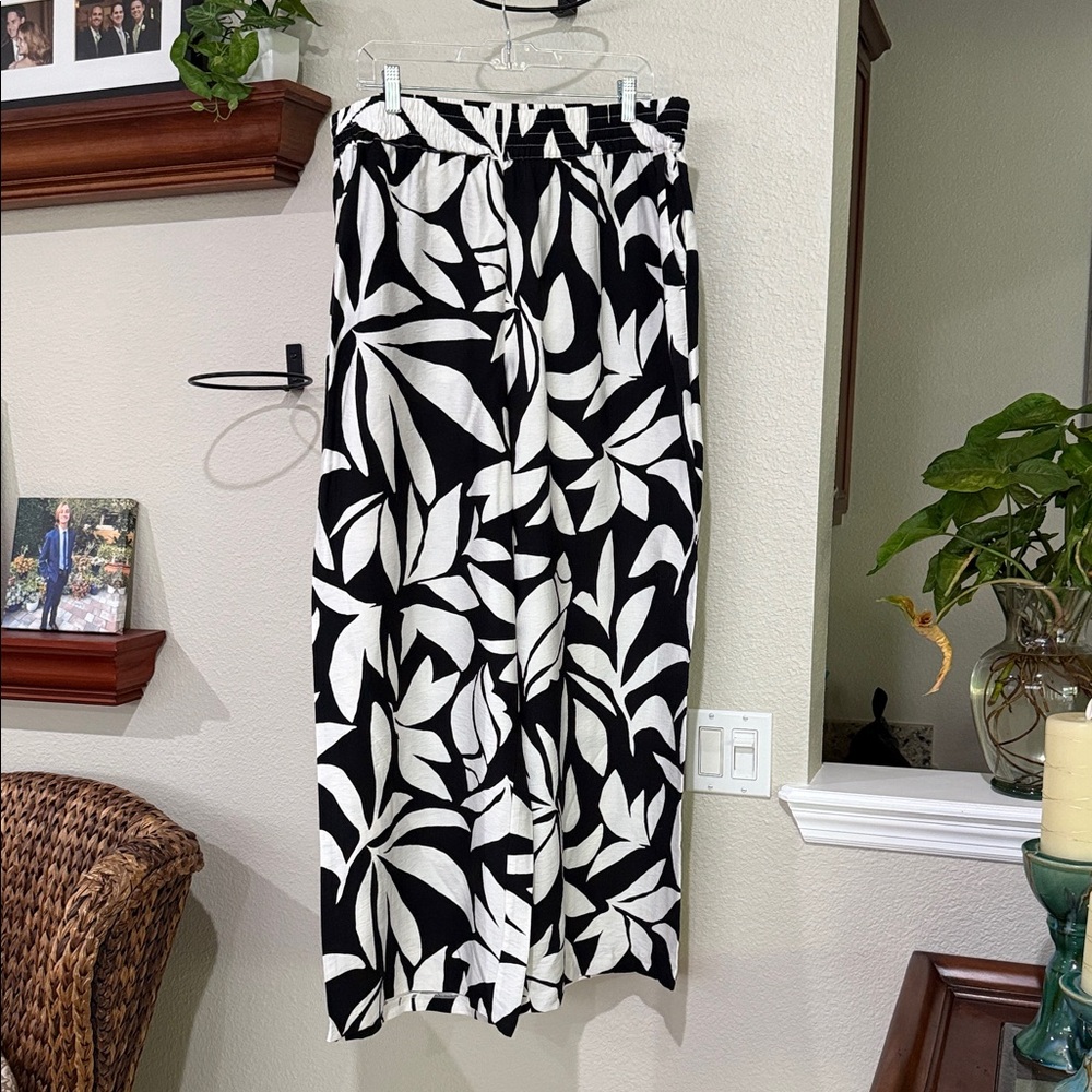 NWOT Vince Camuto Monochrome Leaf Pattern Wide Leg Cropped Pants  size XL